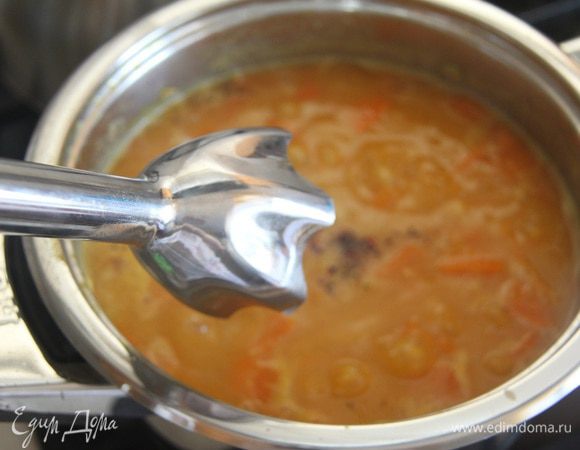 Пюрировать часть похлебки, чтобы она стала гуще. Добавить черный молотый перец.