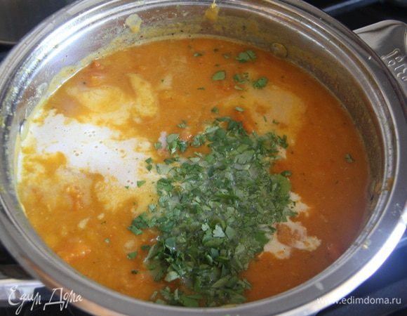 Добавить нарезанную кинзу.