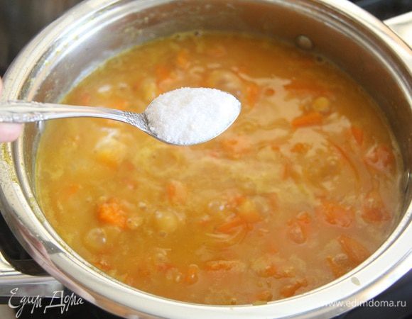 Посолить по вкусу (я добавила 1 ч. л. соли, а в конце приготовления еще пол-ложки).