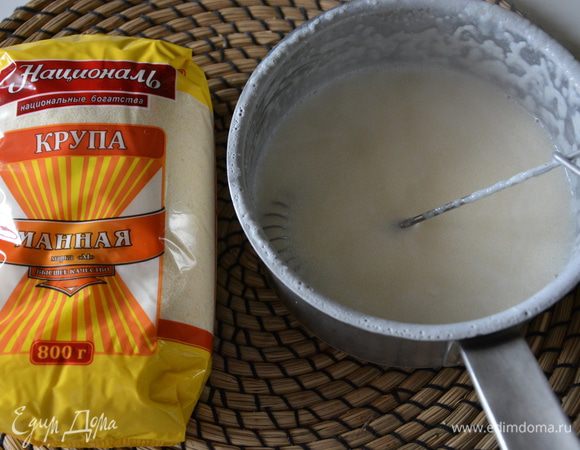 Довести до кипения, аккуратно всыпать манку ТМ «Националь», соль, сахар, варить 5 минут, постоянно помешивая.