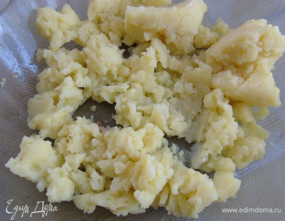 Картофель хорошенько разминаем.