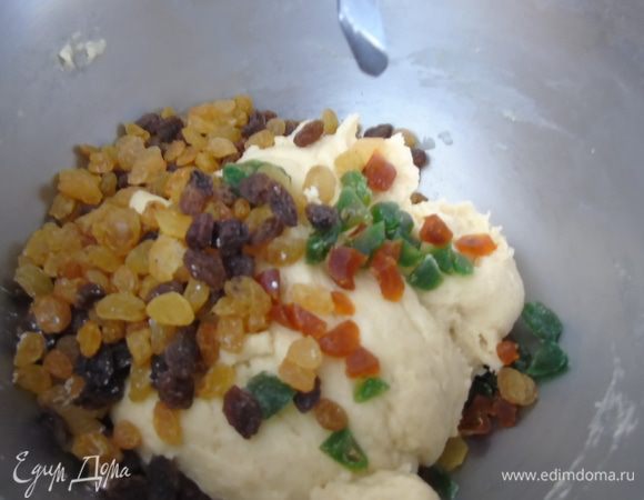 Добавить цукаты, миндаль нарезанный.