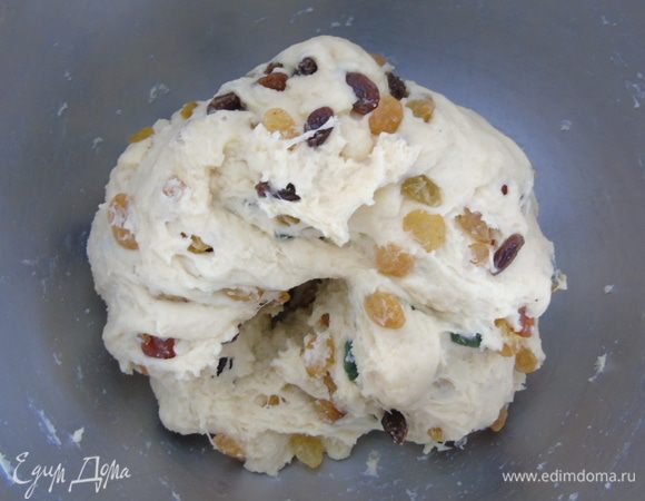 Хорошенько вымешать, чтобы цукаты равномерно распределились. Накрыть и дать подойти в теплом месте (1-1,5 часа).