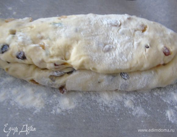 Сложите в нахлест одну на другую. Переложите на противень застеленный пергаментом и присыпанный мукой. Накройте салфеткой и дайте еще 30-45 минут подойти.