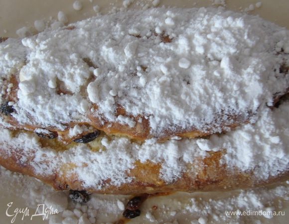 Смажьте горячий штоллен растопленным сливочным маслом (30 г) и присыпьте сахарной пудрой. Заверните в пергамент, затем в фольгу и полотенце. Оставьте до остывания при комнатной температуре, затем переложите в прохладное место и выдержите 1-2 недели или же разрезайте сразу и угощайтесь! :)