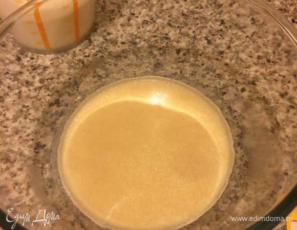 В теплое молоко добавить сахар и дрожжи, перемешать и дать постоять 4-5 минут.