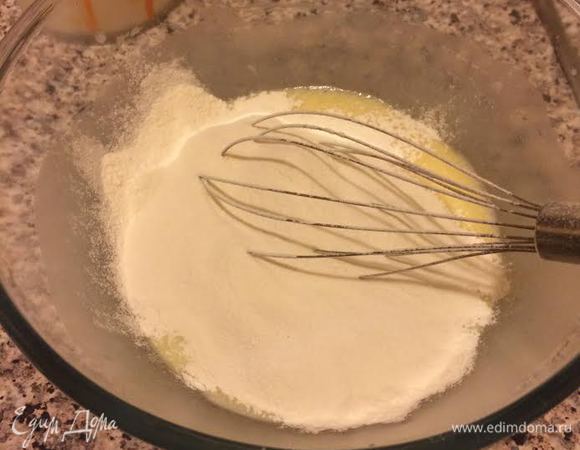 Муку просеять с солью. Начать постепенно добавлять муку.