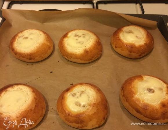 Выпекать 20-25 минут. Готовые булочки остудить на решетке.