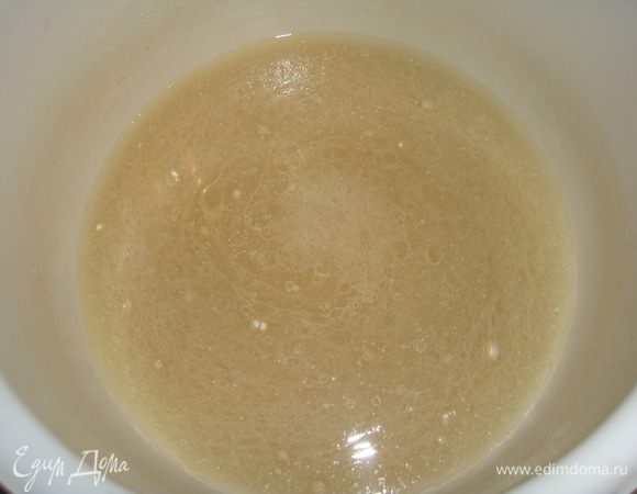 В кастрюлю влить теплую воду, добавить дрожжи, сахар, соль, подсолнечное масло и хорошо все перемешать.