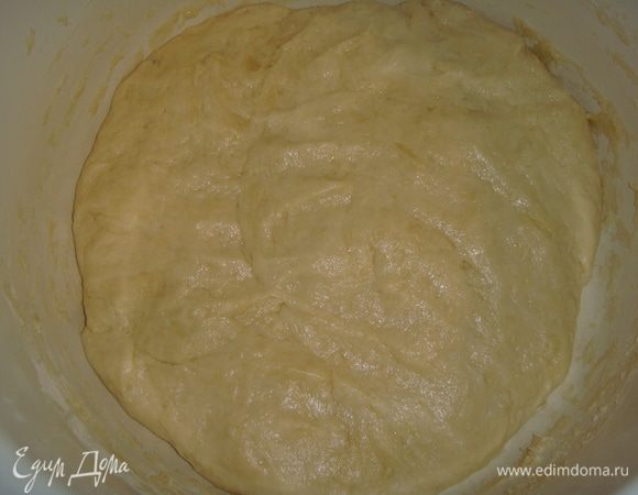 Частями всыпая муку замесить мягкое тесто. Накрыть кастрюлю полотенцем и убрать в холодильник на ночь. Муки может уйти чуть меньше или больше, смотрите по консистенции теста, оно не должно быть крутым.