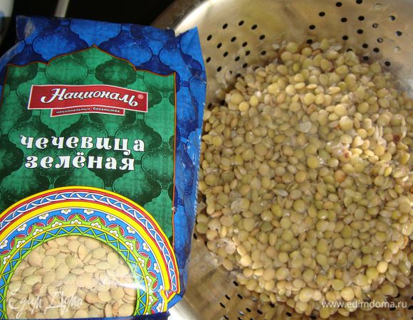 Чечевицу промыть и отварить, как написано на упаковке. Слить воду. Пюрировать блендером.