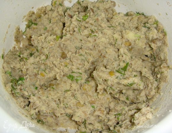 Картофель почистить и отварить. Помять толкушкой, без добавления воды. Зелень помыть, обсушить бумажным полотенцем и мелко нарезать. Все ингрединты для начинки смешать, посолить и поперчить по вкусу.