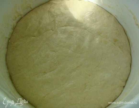 Достаём тесто из холодильника и лепим пирожки, внутрь кладём по 1 столовой ложке начинки.