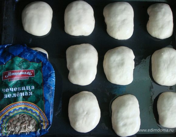 Противень смазать подсолнечным маслом и выложить на него пирожки. Оставить их в теплом месте на 15-20 минут.