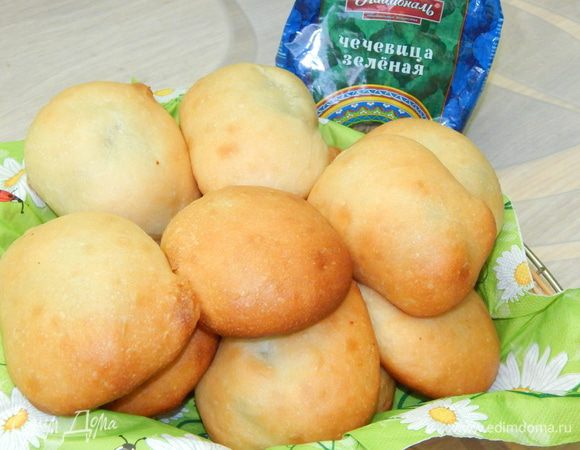 Выпекать пирожки в разогретой до 180°С духовке 20-25 минут, до золотистого цвета.