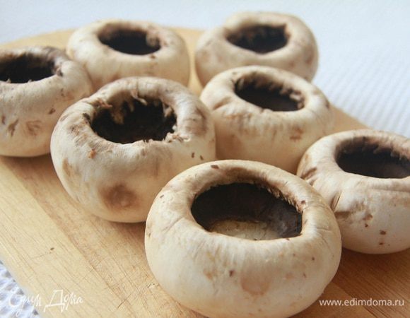 Понадобятся 6 крупных свежих шампиньонов. Удалить ножки. Внутри посолить.