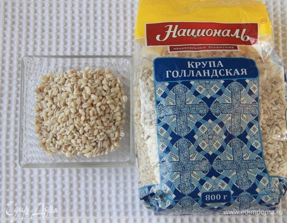 Перловую крупу промыть, замочить на несколько минут.