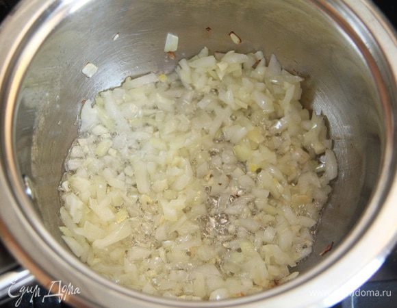Луковицу порубить мелким кубиком, пассеровать в кастрюле с толстым дном с 1 ст. л. растительного масла. Добавить мелко рубленный чеснок (1 зубчик).