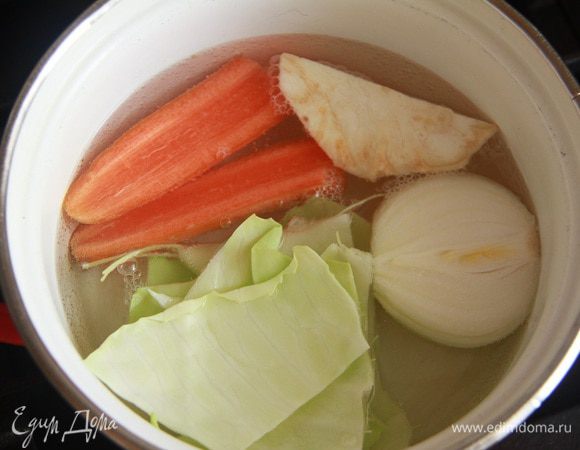 Сварить овощной бульон из 500 мл воды и овощей.