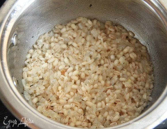 Перловая крупа готова. Дать остыть.