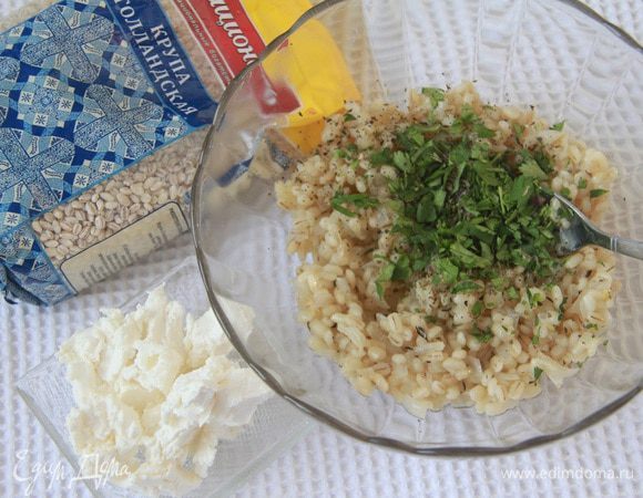 В перловую крупу добавить зелень и фету, перемешать, посолить по вкусу — начинка готова.