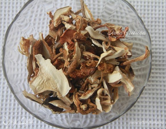 Сушеные грибы залить кипятком.