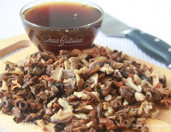 С сушеных грибов слить настой (сохранить!), грибы мелко порубить.