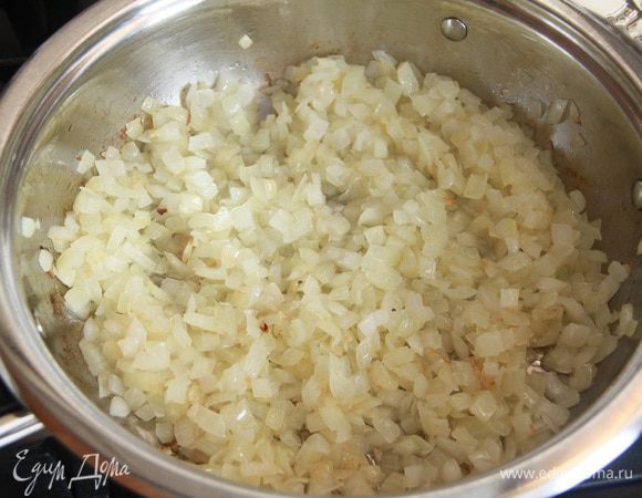 Лук порубить мелким кубиком, обжарить на растительном масле минут 5-7.