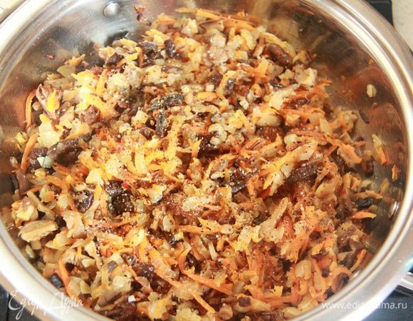 Посолить и поперчить.