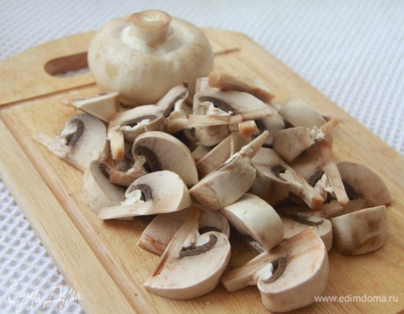 Свежие шампиньоны нарезать на крупные дольки (на 8 частей).