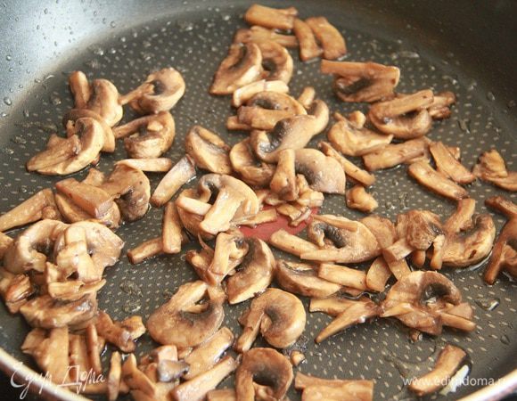 Обжарить свежие шампиньоны на растительном масле пару минут.