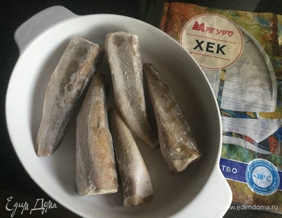 Форму для запекания смажьте растительным маслом и выложите рыбу (хек мороженый ТМ «Магуро»). Посолите и поперчите.