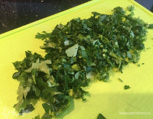 Петрушку мелко нарежьте и посыпьте рыбу.