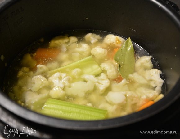 К капусте добавить крупно нарезанную морковь, сельдерей, картофель, лавровый лист, нут 1 горсть, воду. Варить в режиме «Варка» 30 минут.