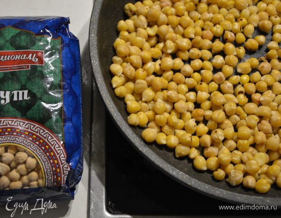 Нут промыть и замочить на ночь. Отварить в мультиварке в режиме «Бобовые» 40 минут. Часть нута обжарить на растительном масле, добавить паприку, соль, перемешать. Другую часть нута оставить для супа.