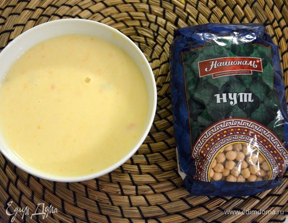 Лавровый лист и сельдерей вынуть из супа. Измельчить суп в блендере. Влить стакан сливок, посолить и подогреть на плите, (не кипятить!).