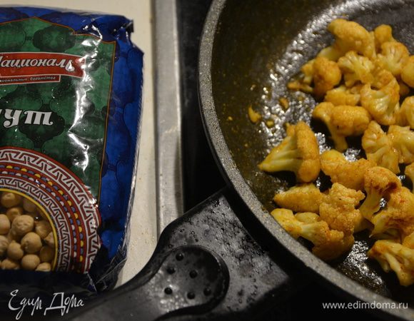 Оставленную часть цветной капусты обжарить на растительном масле, добавить соль, паприку. Жарить до мягкости 7-10 минут.