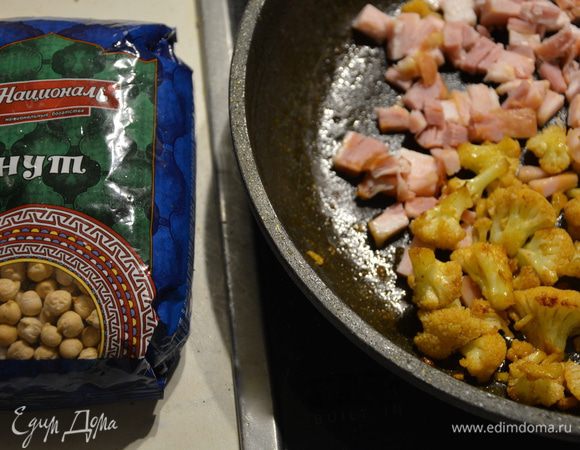 К капусте добавить мелко нарезанный бекон, поперчить и жарить еще 2-3 минуты.