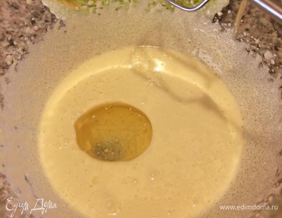 Добавить растительное масло и еще  раз хорошо взбить.
