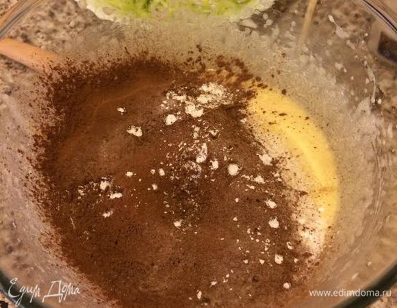 Муку просеять с солью, разрыхлителем, какао  и содой. Добавить в тесто и хорошо перемешать. Получится очень густое тесто, но после того как мы добавим цукини тесто станет более жидким.