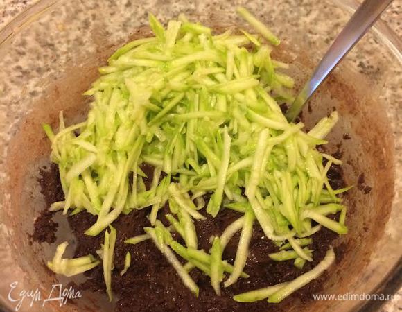 Добавить натертый цукини и перемешать.