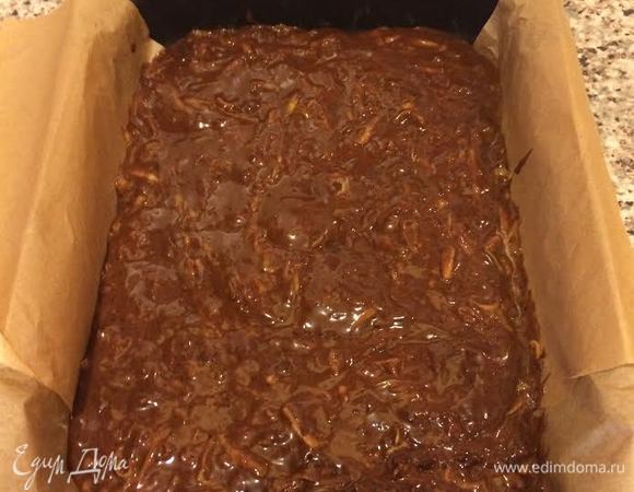 Переложить тесто в форму и разровнять.