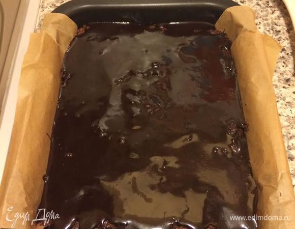 Полить пирог глазурью.