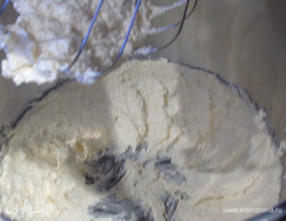 Духовку разогрейте до 180°С. Мягкое масло взбейте с сахаром.