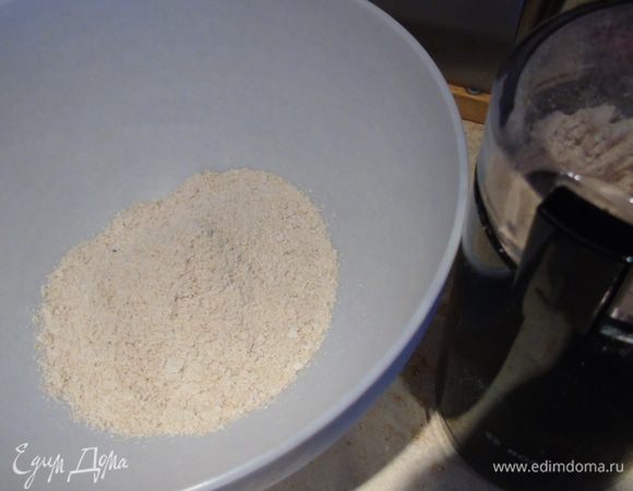 Овсяной муки у меня не было, и я смолола овсянку в кофемолке.