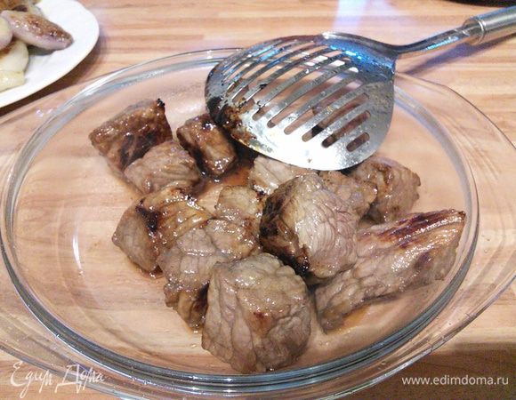 В этом же масле обжарить мясо, предварительно вынув его из маринада и промокнув салфеткой. Мясо обжарить порциями до золотистой корочки. Маринад еще понадобится. 