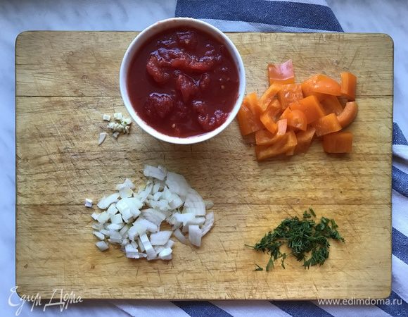 Чеснок очистите и мелко нарежьте. Лук нашинкуйте. Укроп порубите. Перец очистите и нарежьте кусочками в 3 см.