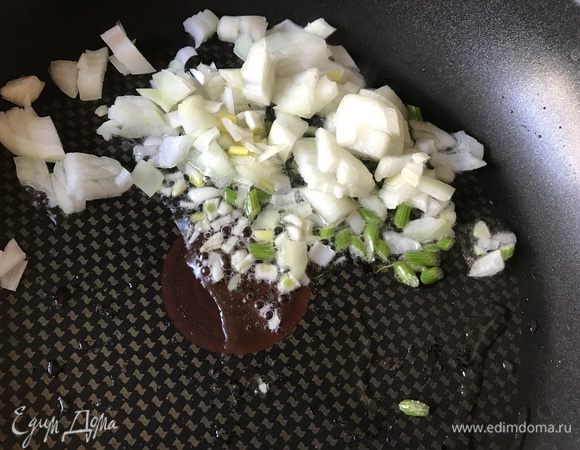 Разогрейте немного оливкового масла в глубокой сковороде и жарьте на нем лук, чеснок, добавьте копченую паприку и перец чили, примерно 3-4 минуты.