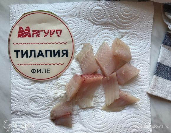 Рыбу ТМ «Магуро» нарежьте кусочками в 4 см.