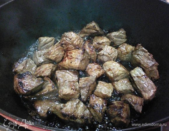 Когда обжарена последняя порция мяса, сложить все в кастрюлю. 